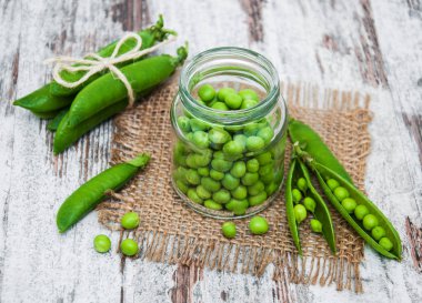 bir tabloda yeşil bezelye