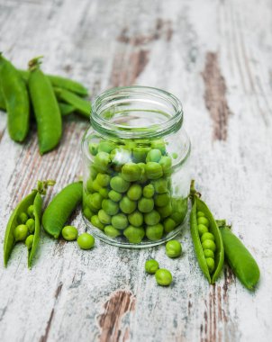 bir tabloda yeşil bezelye