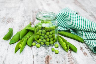 bir tabloda yeşil bezelye