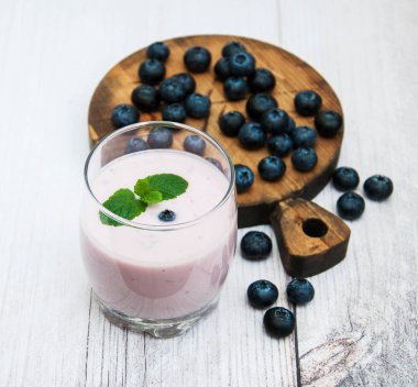 Böğürtlenli yoğurt ile cam