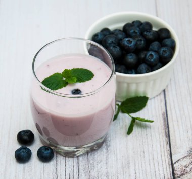 Böğürtlenli yoğurt ile cam