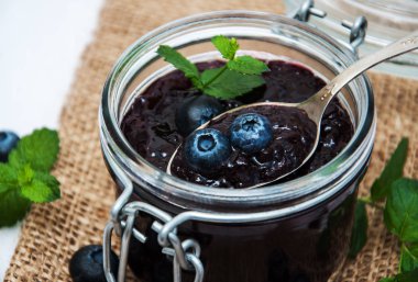 Böğürtlenli reçel kavanoz