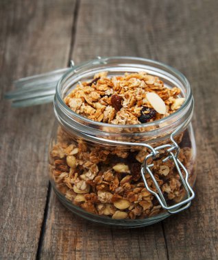 kavanoz içinde ev yapımı granola