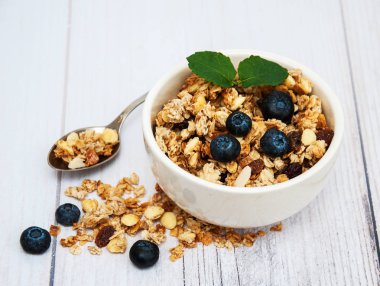 Yaban mersini ile ev yapımı granola