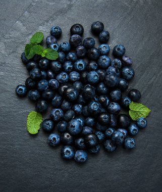 Bir taş zemin üzerine taze yaban mersini