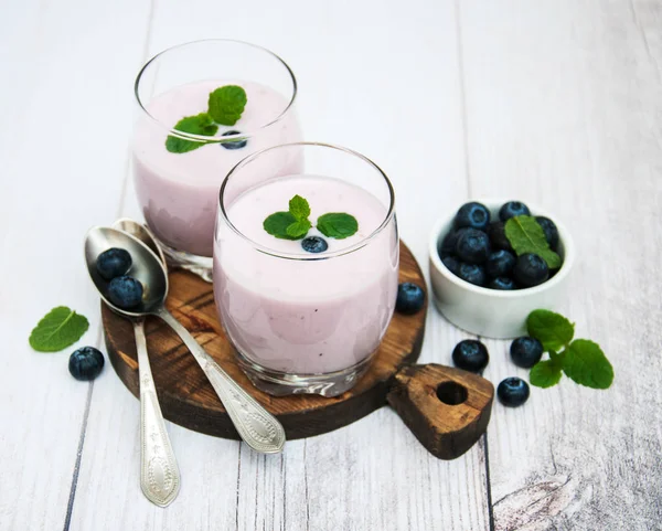 Vasos con yogur de arándano sobre una mesa —  Fotos de Stock