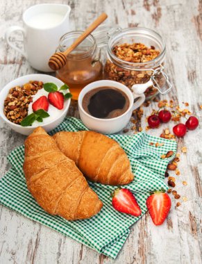Kruvasan, kahve, granola ve çilek