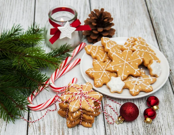 Χριστουγεννιάτικα μπισκότα σε ένα πιάτο — Φωτογραφία Αρχείου