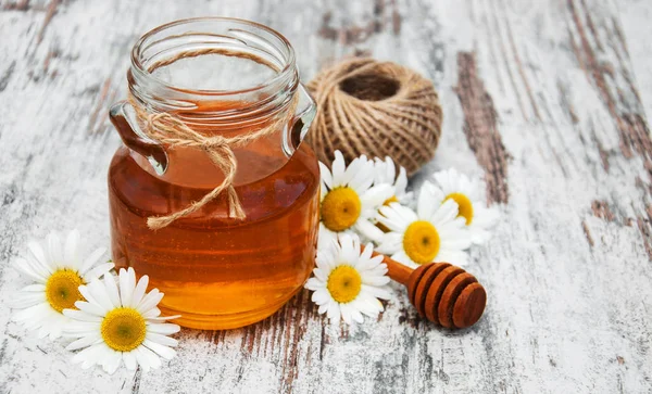Honey and chamomile — Stock Photo, Image