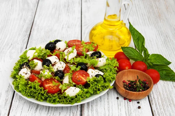 Salade au fromage mozarella et légumes — Photo