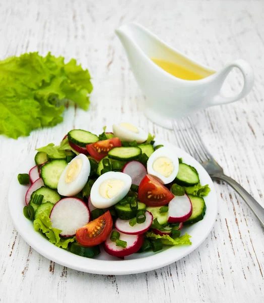 Spring salad with eggs, cucumbers and radish — Stock Photo, Image