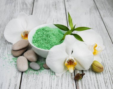 Spa Ürünleri ve beyaz orkide