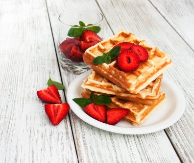 Çilekli ve naneli Belçika waffleları