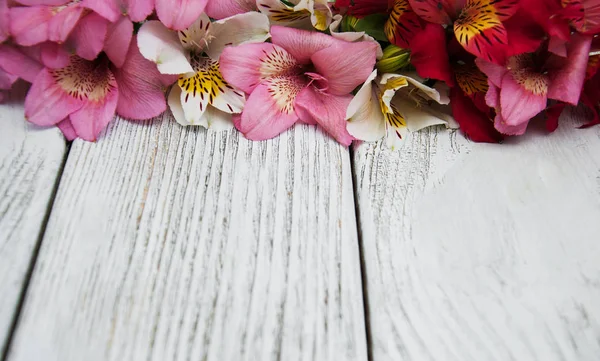 Цветы альстромерии на столе — стоковое фото
