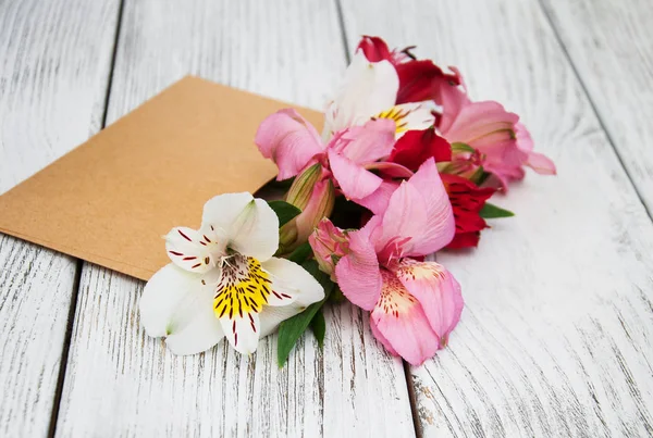 Kağıt zarf alstroemeria çiçekli — Stok fotoğraf