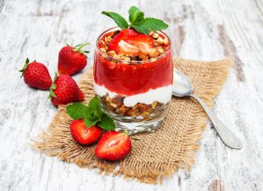 yoğurt ve granola kahvaltı için