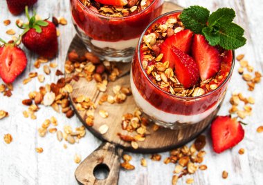 yoğurt ve granola kahvaltı için