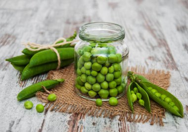 bir tabloda yeşil bezelye