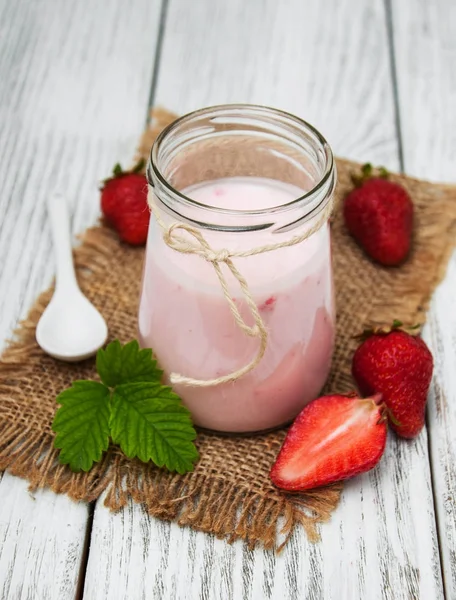 Yogurt con fragole fresche — Foto Stock