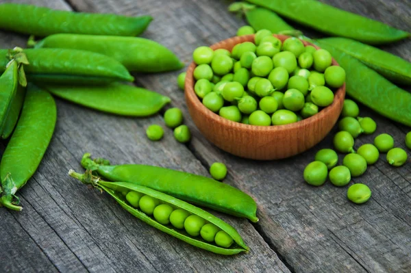 Los guisantes verdes sobre la mesa —  Fotos de Stock