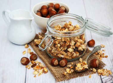 kavanoz içinde ev yapımı granola