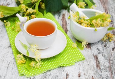 Bir fincan ıhlamur çiçekli bitki çayı.