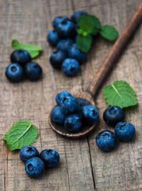 Bir tablo üzerinde taze yaban mersini