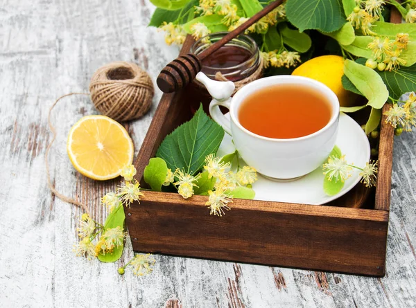 Tasse de tisane avec des fleurs de tilleul — Photo