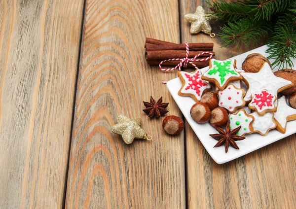 Julkakor och nötter på ett fat — Stockfoto
