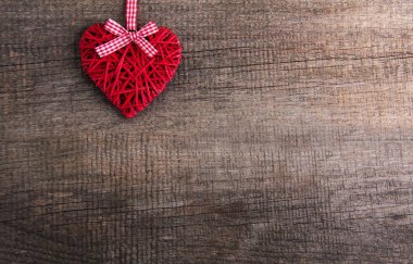 Noel ağacı dalları ile kalp dekorasyon