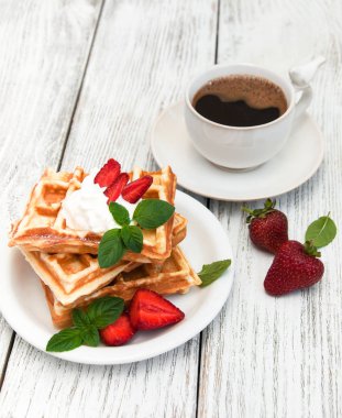 Çilekli ve naneli Belçika waffleları