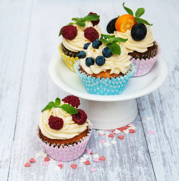 Cupcakes with fresh berries — Stock Photo, Image