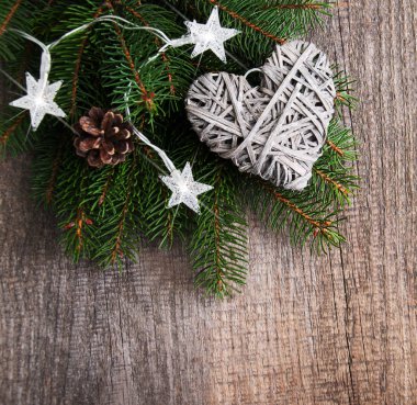 Noel ağacı dalları ile kalp dekorasyon