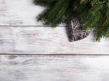 Noel ağacı dalları ile kalp dekorasyon