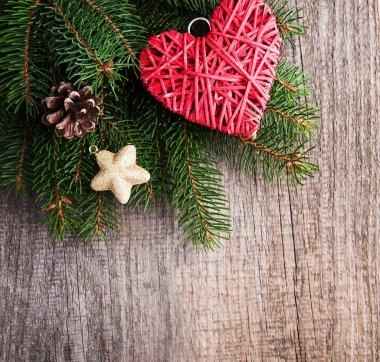 Noel ağacı dalları ile kalp dekorasyon