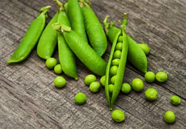 bir tabloda yeşil bezelye