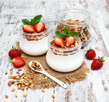 yoğurt ve granola kahvaltı için