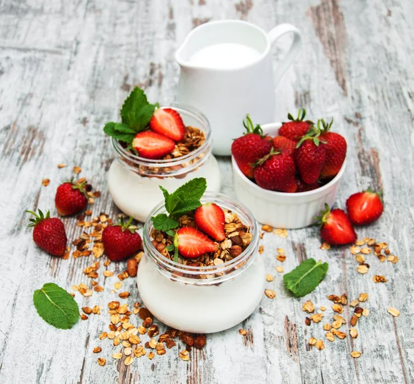 yoğurt ve granola kahvaltı için