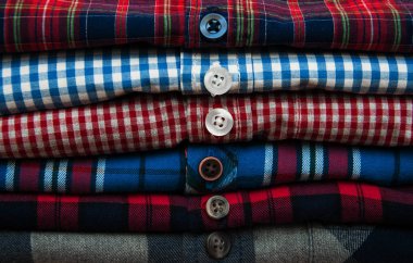 kareli gömlek yığınları