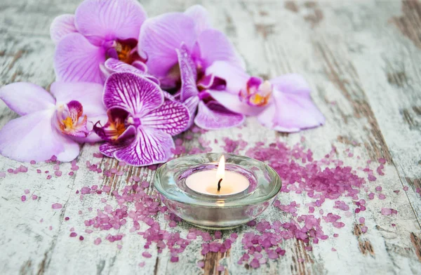 Svíčka s orchidejemi — Stock fotografie