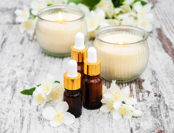 Aceites de masaje y flores de jazmín —  Fotos de Stock