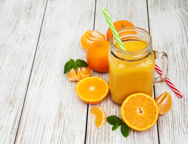 Burk med apelsinjuice — Stockfoto