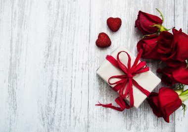 Kırmızı güller ve hediye kutusu