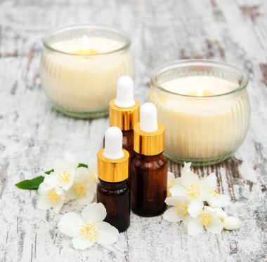 Masaj yağları ve Yasemin çiçekleri