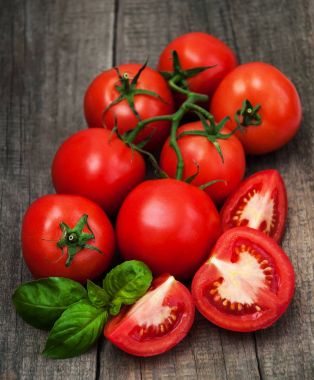 bir tablo üzerinde taze domates