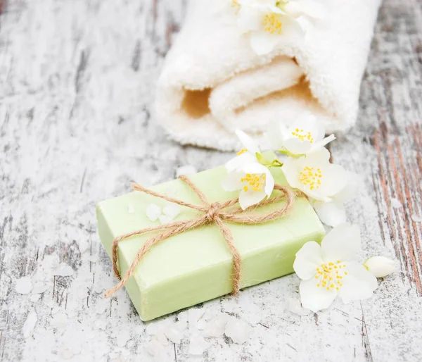 Handgemaakte zeep en jasmijn bloemen — Stockfoto