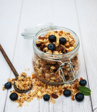 Yaban mersini ile ev yapımı granola