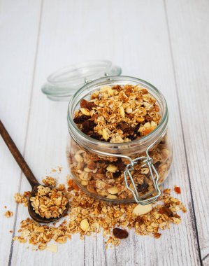 kavanoz içinde ev yapımı granola