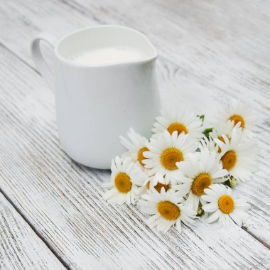 süt ve papatya çiçeği ile sürahi