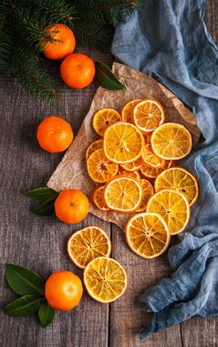 Kurutulmuş portakal ve taze mandalina